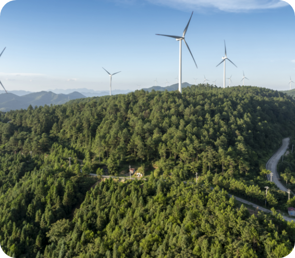 Partner 3 Windkraftwerk steht auf einem grünen Berg