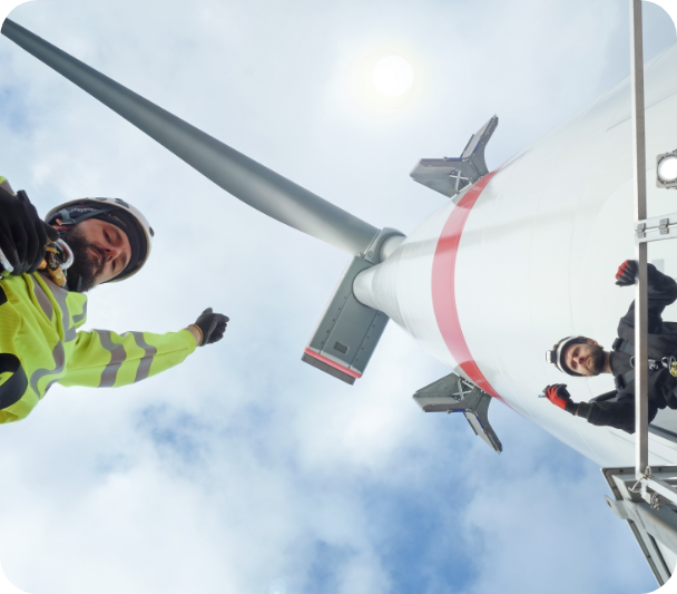 Partner 4 Mitarbeiter arbeiten an Windkraftwerk