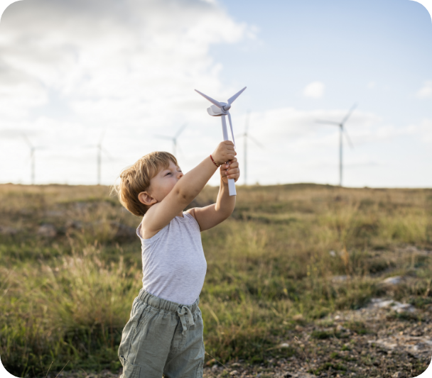 Partner 2 Kind hält Windkraftwerk in die Luft